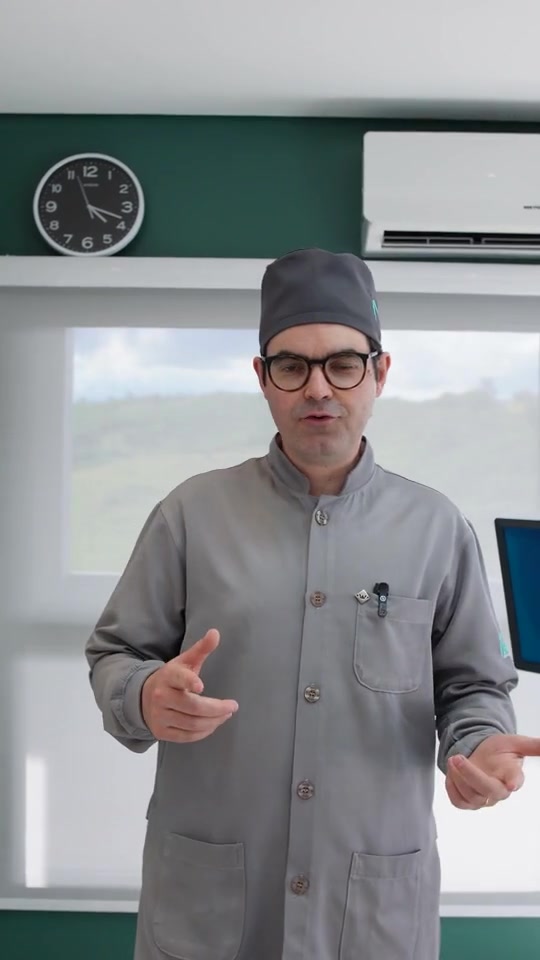 Dr. Gabriel Bettin explicando no consultório