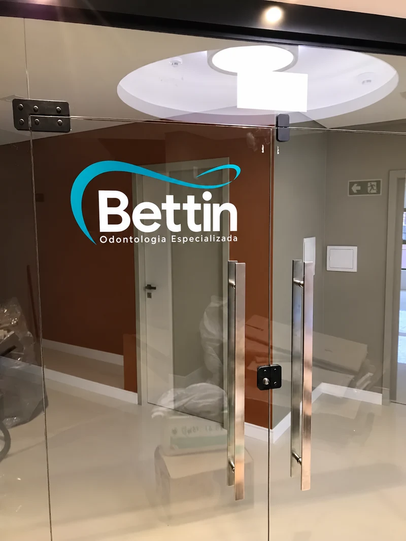 Entrada da clínica com a marca Bettin na porta de vidro